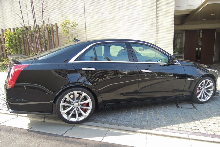 ボディーサイズは5040×1870×1465mm。かなり大柄だ。