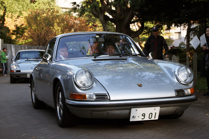 2台並んだシルバーの「ポルシェ911E」。俗にナローと呼ばれる1973年までのモデルである。