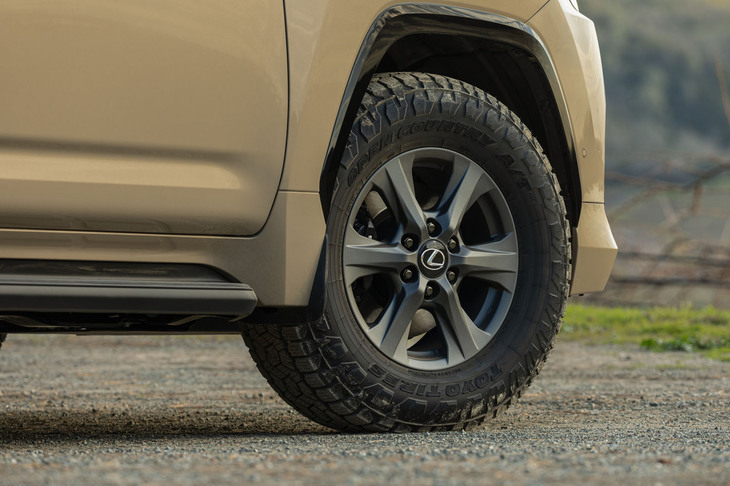 “オーバートレイル”には「LX」としては初となるオールテレインタイヤを設定。レクサスのフレーム車向けに専用設計されている。
