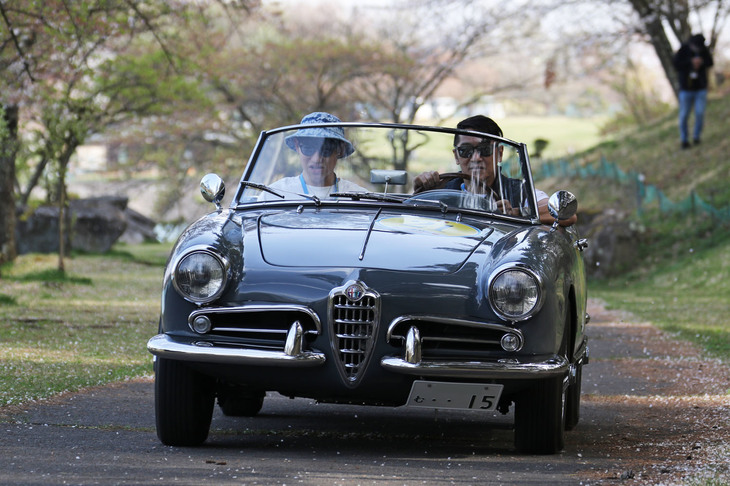 木漏れ日のなかを行く1959年「アルファ・ロメオ・ジュリエッタ スパイダー」。