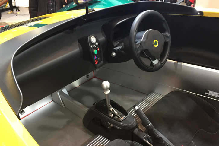 「ロータス3イレブン」のコックピットまわり。