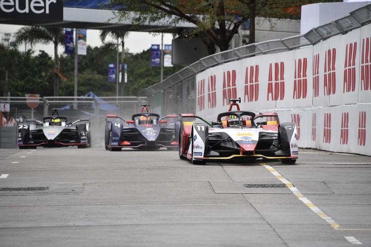 レースでは常に激しいポジション争いが展開される。しかも、WTCC（世界ツーリングカー選手権）のような接近戦が多く、接触するのも“当たり前”だ。今大会でも数回にわたってセーフティーカーが導入されたほか、多重クラッシュで赤旗中断となるなど、サバイバルレースが展開された。