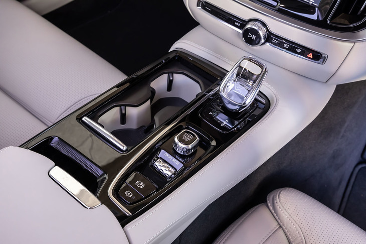 「T8」ではスウェーデンのオレフォス社製クリスタルシフトノブと、トンネルコンソール部にピアノブラック仕上げの専用デザインが採用されている。シャッター式のカバーを開けると出現するドリンクホルダーは、ガソリンエンジン搭載車とは異なるデザインになっている。