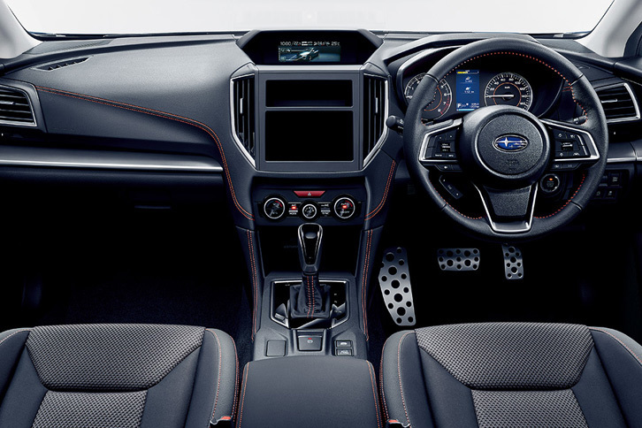 現行「スバルXV 2.0i-L EyeSight」（CVT車）のインテリア。