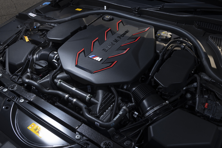 フロントに積まれる4.4リッターV8ツインターボのS68型ユニットは単体で585PSと750N・mを発生。「M3／M4」のようなタワーバーがないのは、居抜きで電気自動車にも対応する高剛性ボディーゆえだろうか。