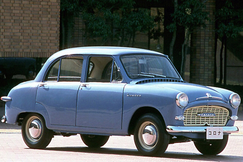 1957年に登場した初代「トヨペット・コロナ」。エンジンを変更するなどして商品力の強化を図ったが、終始「ブルーバード」の後塵（こうじん）を拝することとなった。