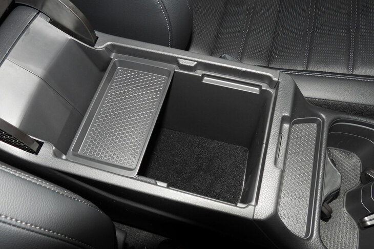 ホンダCR-V e：HEV RS（センターコンソールボックス）