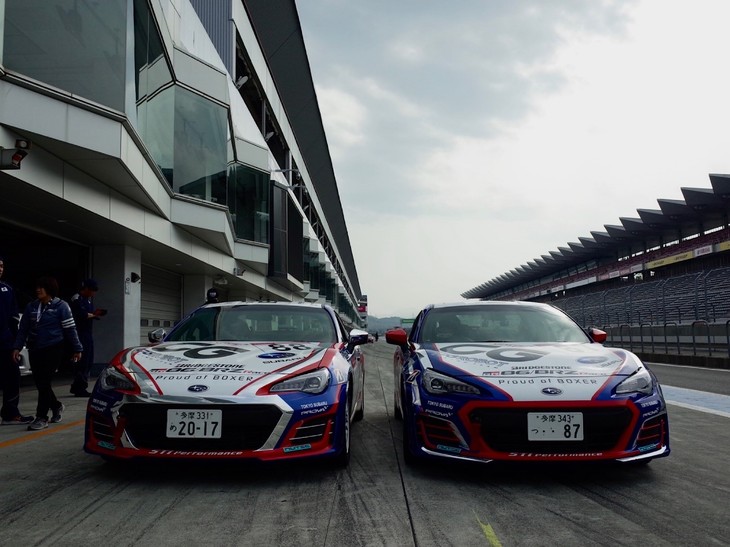 次は先輩方の予選です。今回井口選手は予選開始とともにコースインし、アタック。久保選手は前半作業エリアで待機し、残り7分でコースイン＆アタックしました。結果、井口選手は8番手、久保選手は6番手で2台とも上位を狙える位置につけることができました！