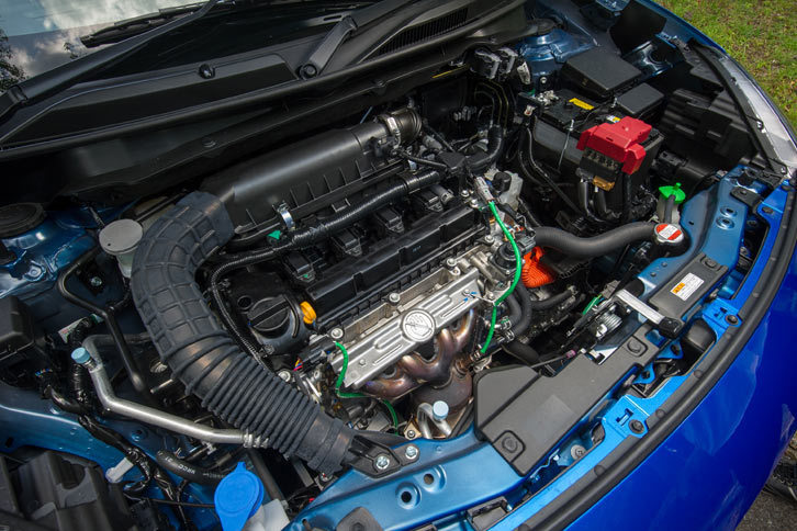 「スイフト」のフルハイブリッド車には、基本的に「ソリオ」と同じパワープラントが搭載される。エンジンは1.2リッター直4自然吸気で、小型の走行用モーターが発生する駆動トルクを、リダクションギアを介して増幅させて車軸に伝える。