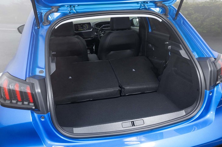 後席の背もたれを倒し、荷室の容量を最大化した状態。背もたれ部分には傾斜が残り、フロアとの境界には段差ができる。