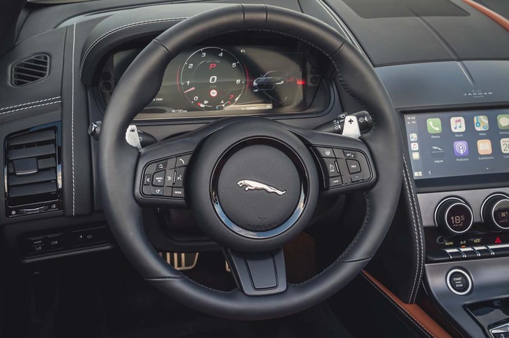 センターが下方にオフセットされたステアリングホイール。メーターの視認性にも配慮したデザインだ。