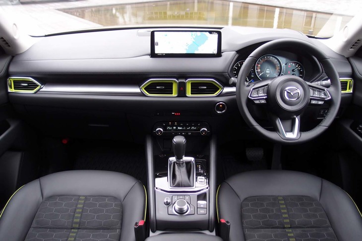 インテリアは、エアコン吹き出し口やステッチなどの、ライムグリーンのアクセントがポイント。