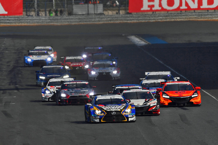 GT500クラスのスタートシーン。No.19 WedsSport ADVAN RC Fを先頭に、1コーナーへと向かう。