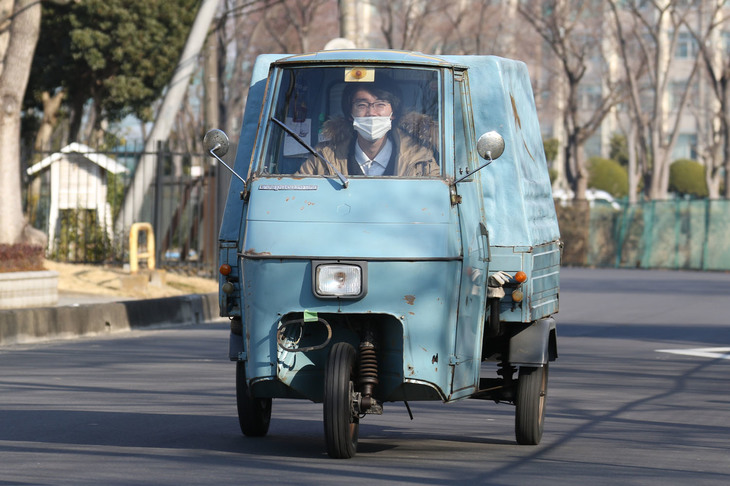 会場に向かう「ピアッジオ・アペ50」。オーナーの表情から楽しさが伝わってくる。