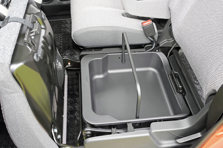 スズキ・ワゴンRスマイル ハイブリッドX（助手席座面下のバケツ）