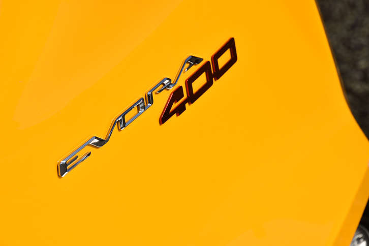 車名の「400」は、同車の最高出力が400hp（406ps）であることに由来する。