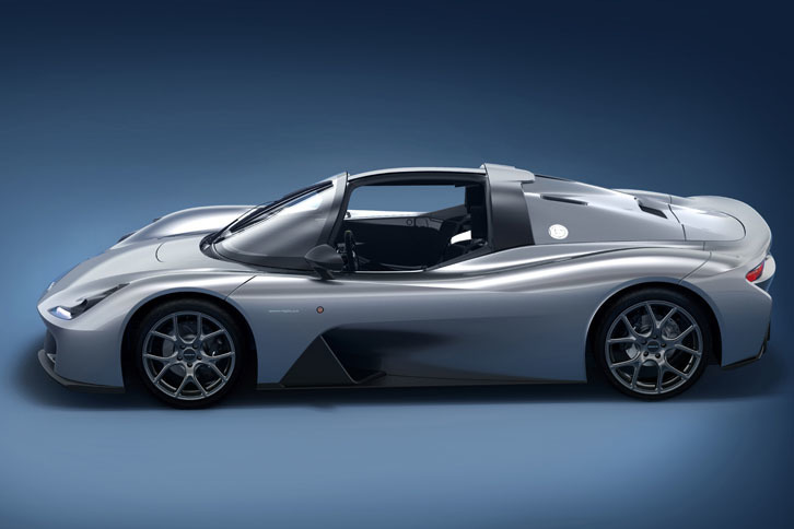 キャノピースタイルを選べばT型のタルガトップクーペ仕様にすることもできる。