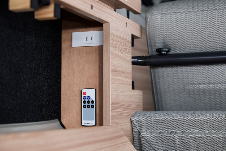 日産NV200バネットMYROOM（左側サイドボックス内の照明用リモコン）