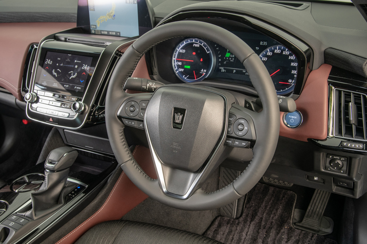 「T-Connect」サービスのオペレーターと話すには、左側のステアリングスポークに備わるボタンを押して「オペレーター」と呼びかける。