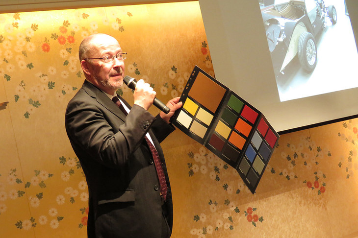 内装に用いられるレザー素材のサンプルを片手に、モーガンのプロダクトの魅力を語るモーガンカーズ・ジャパンのジャスティン・ガーディナー氏。