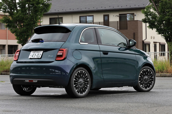 ボディーカラーは全5種類だが、試乗車の「オーシャングリーン」を含む4色は、5万5000円から11万円の有償オプションだ。