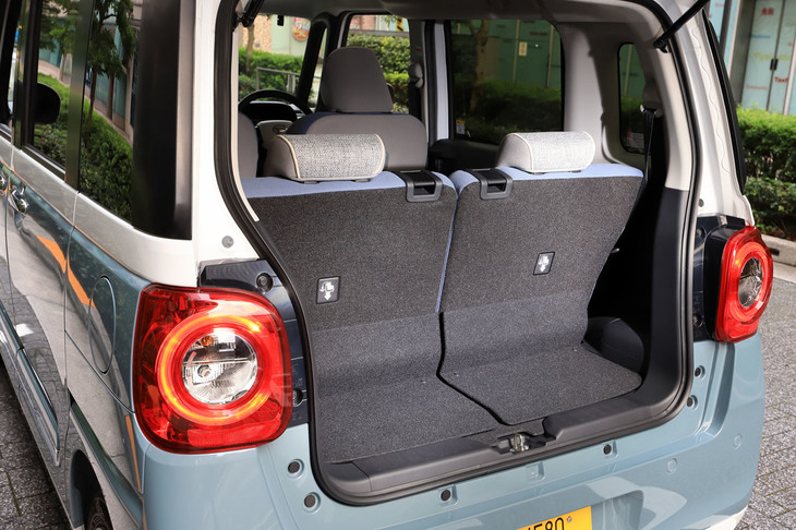 荷室の広さは軽ワゴンとして標準的なサイズで、床下にも収納スペースが設けられている。