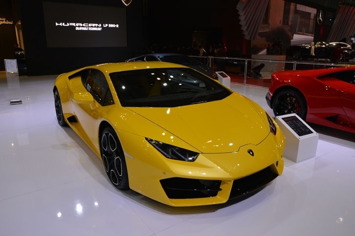 ベントレーと同じブースに並んだランボルギーニ。こちらは「ウラカンLP580-2」が主役だ。こちらの現地価格も「ベンテイガ」と同じく1億円だという。文字通りに億万長者のためのクルマだ。
