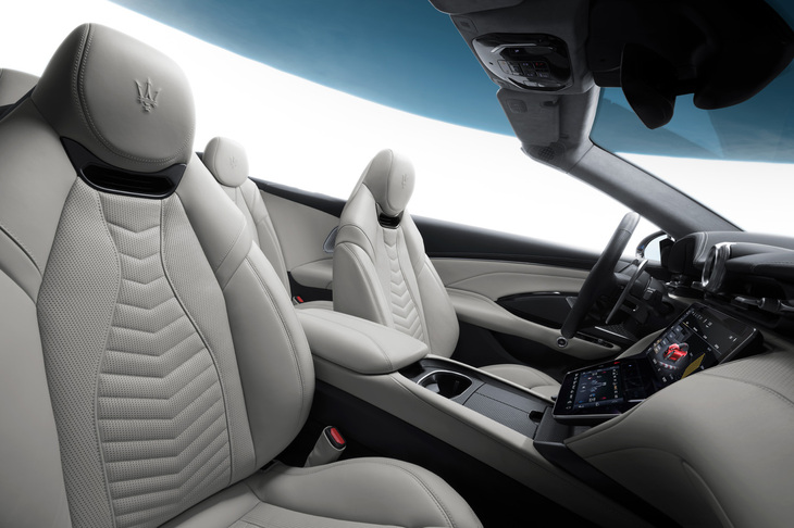 アイスカラーのレザーでコーディネートされた「グランカブリオ トロフェオ“ONE of ONE–THE I.C.E.”」のインテリア。