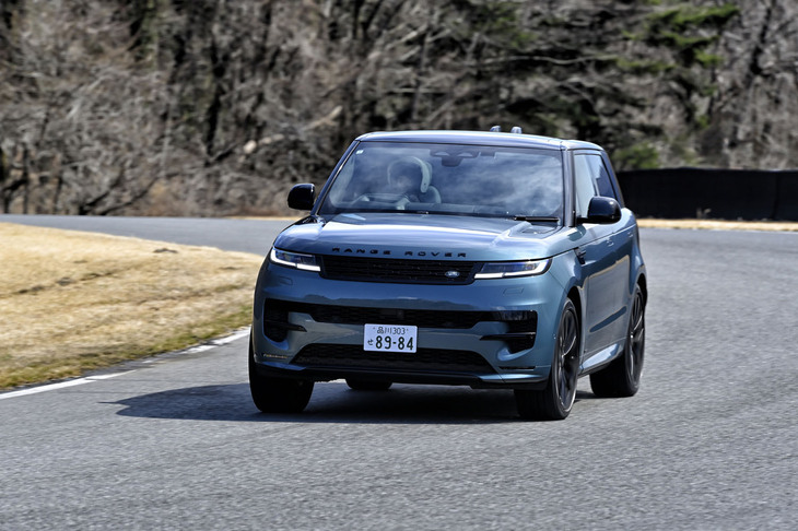 「レンジローバー・スポーツ オートバイオグラフィーD300」のサーキット走行シーン。今回の試乗車は285/40R2サイズの「ピレリ・スコーピオンゼロ オールシーズン」タイヤを装着していた。