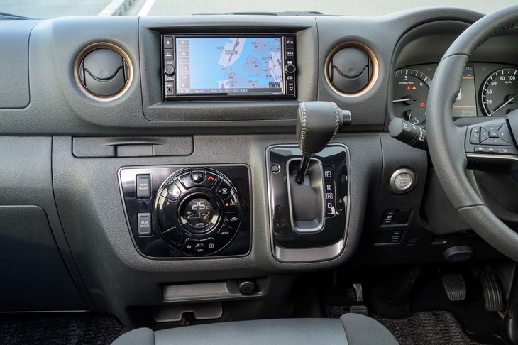 ガソリン、ディーゼルを問わずトランスミッションは全車で7段ATへと刷新。MTの設定はなくなった。