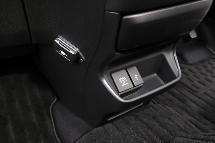 今どきのファミリーカーだけに充電機能は充実。センタークラスターの下やダッシュボードの助手席側、そして荷室側壁と、各所にUSBポートやアクセサリーソケットが設置されている。また純正アクセサリーで、2列目シート向けのUSBポートも用意される。