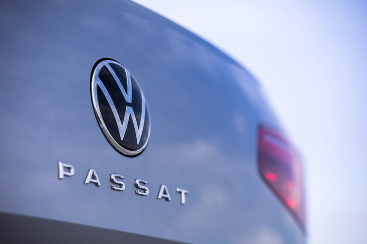 2019年9月に初披露されたフォルクスワーゲンの新エンブレムは、平面的で細くシンプルなデザイン。車名のロゴが車体後部中央に配置されるのも、最新のVW車に共通する外装上の特徴だ。