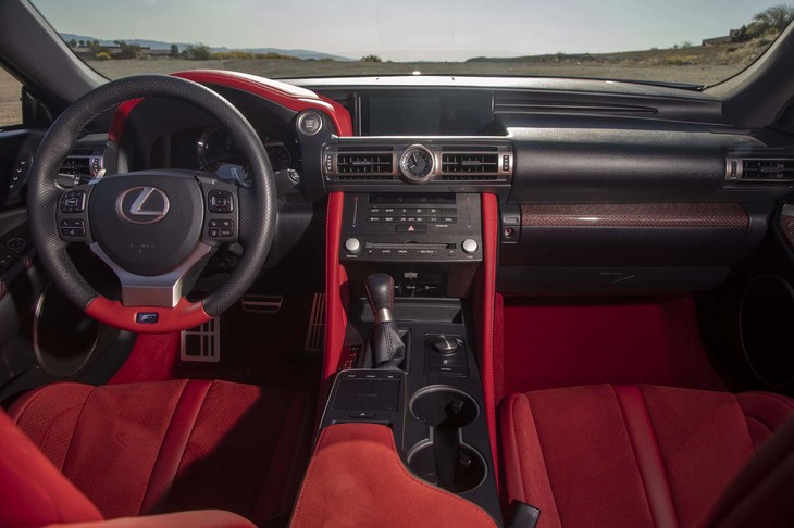 メーターフードやセンターコンソール、ドアのアームレスト、ステアリングホイールなどがカラーコーディネートされる「RC Fトラックエディション」。キャビンにもカーボンパーツが多用されている。