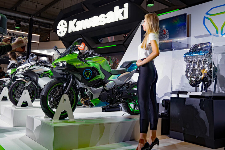 新しい技術を世に問えば、市場もまた変化する。将来的には、地域や環境に応じてEVとHEV、水素エンジンを使い分けるというのが、カワサキの次世代戦略の骨子だったようだ。（写真：河野正士）