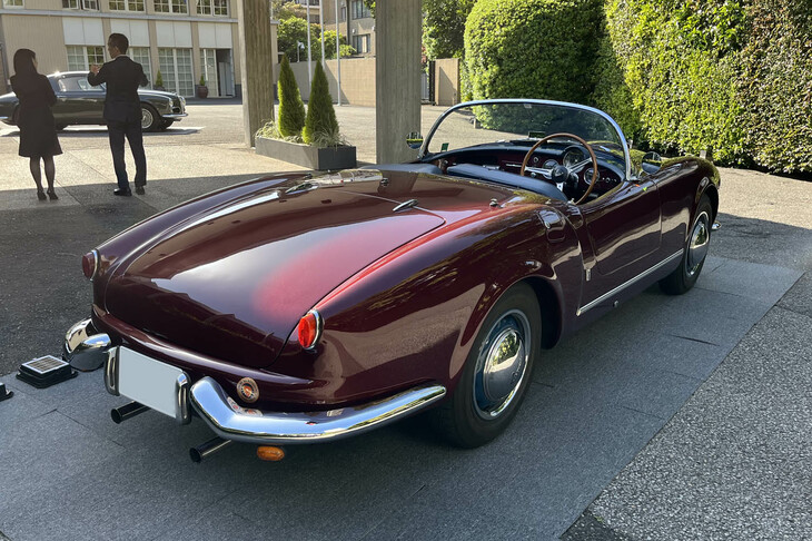 ピニンファリーナの電動ハイパーカー「バティスタ チンクアンタチンクエ」とバルケッタモデル「B95」の発表会場に展示された1955年の「ランチア・アウレリアB24スパイダー」。