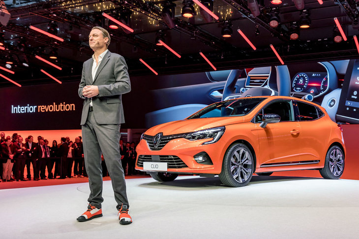 2019年のジュネ―ブショーのプレスカンファレンスにおいて、新型「クリオ」（ルーテシア）の特徴を説明するローレンス・ヴァン・デン・アッカー氏。