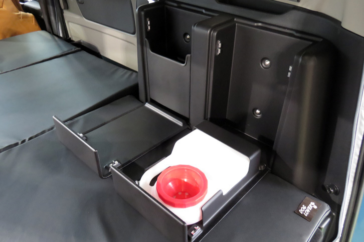 荷室に設けられた、犬用のビルトインウオーターサーバーとダストボックス。