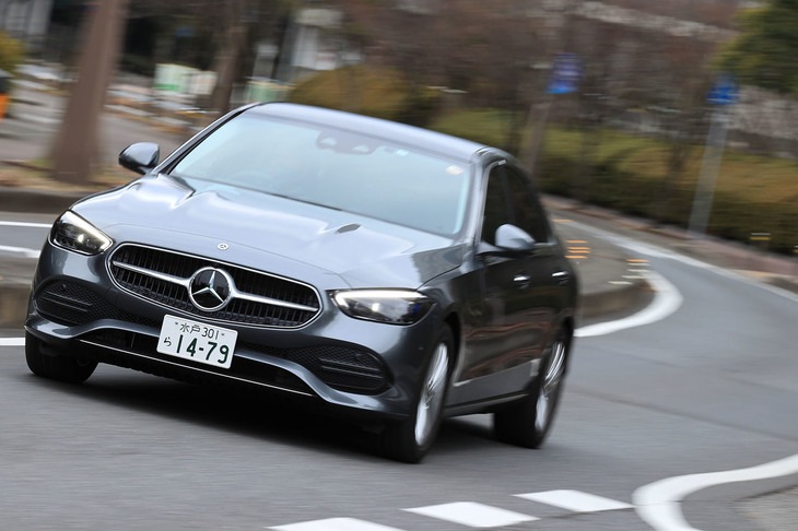 新車で購入するとなれば700万円ほどの出費を伴う「メルセデス・ベンツC200dアバンギャルド」。それもディーラーカーシェアなら、一日1万円からのコストで運転できるようになる。割引クーポンの配布キャンペーンも必見。（写真＝荒川正幸）