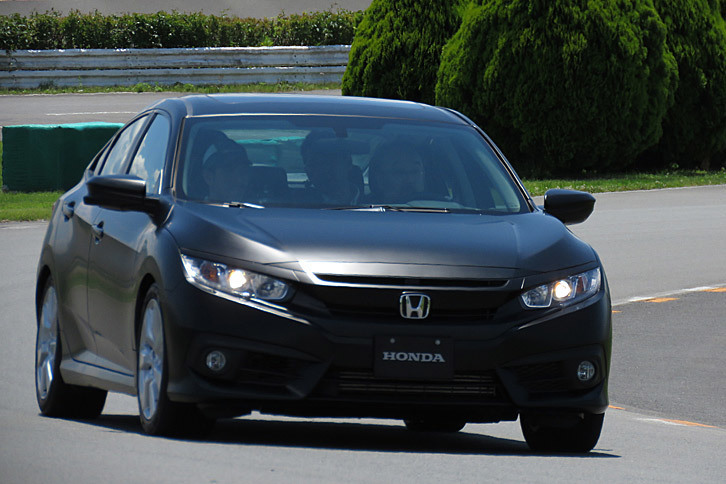 ワインディング東コースを走る「シビックセダン」ベースの研究試作車。ホンダはダイナミクス性能の開発においても、既出の「EV開発室」と同じく専門の部署である「商品・感性価値企画室」を新設。開発におけるプライオリティーを上げている。