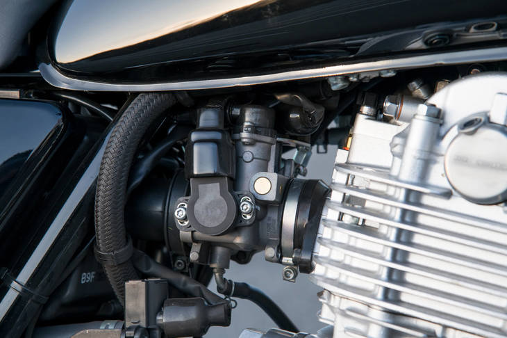 燃料供給はフューエルインジェクション。現代のバイクらしくエネルギー効率と環境性能の向上が図られている。