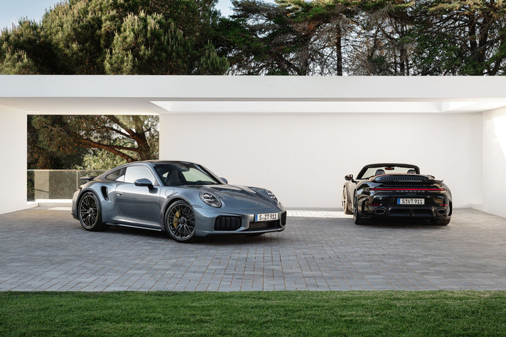 「911ターボS」（写真左）と「911ターボSカブリオレ」（同右）。