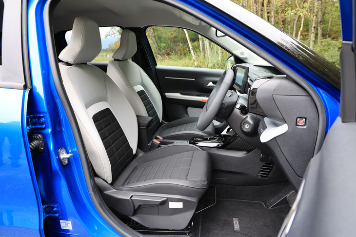 表皮下のウレタン層を約10mm厚とした「アドバンストコンフォートシート」を搭載。昔ながらのソファのような座り心地を実現している。「マックス」グレードは外板色にかかわらず、ライトグレーのファブリックとテップレザー（合皮）を組み合わせた表皮が採用される。