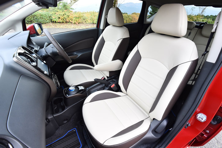 テスト車には、アイボリーとブラウンのフル合皮シートからなる「プレミアムホワイトインテリアパッケージ」が採用されていた。