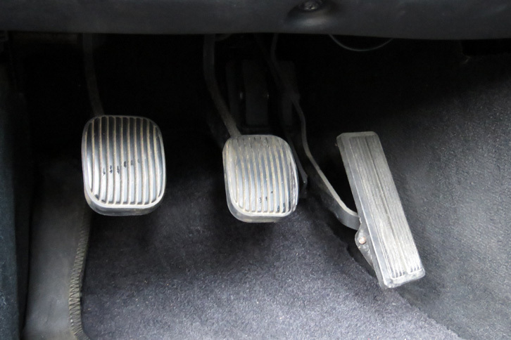 「バイパー」のABCペダルには前後位置の調整機能が付いており、“くまモン体形”の記者は重宝している。