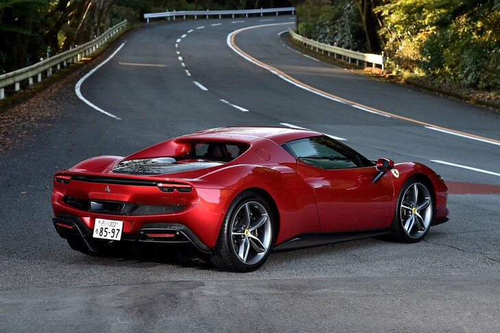 【フェラーリ296GTBのスペック】
	ボディーサイズ：全長×全幅×全高＝4565×1958×1187mm／ホイールベース：2600mm／車重：1470kg（乾燥重量）／1660kg（車検証記載値）／駆動方式：MR／エンジン：3リッターV6 DOHC 24バルブ ターボ／モーター：交流同期電動機／トランスミッション：8段AT／エンジン最高出力：663PS（488kW）/8000rpm／エンジン最大トルク：740N・m（75.5kgf・m）/6250rpm／モーター最高出力：167PS（122kW）／モーター最大トルク：315N・m（32.1kgf・m）／システム最高出力：830PS（610kW）/8000rpm／タイヤ：（前）245/35ZR20 95Y XL／（後）305/35ZR20 107Y XL（ミシュラン・パイロットスポーツ4 S）／燃費：6.4リッター/100km（約15.6km/リッター、WLTPモード）／価格：3710万円
	
	【取材時の燃費データ】
	テスト距離：283.0km（市街地1：高速道路7：山岳路2）／使用燃料：38.4リッター（ハイオクガソリン）／参考燃費：7.4km/リッター（満タン法）