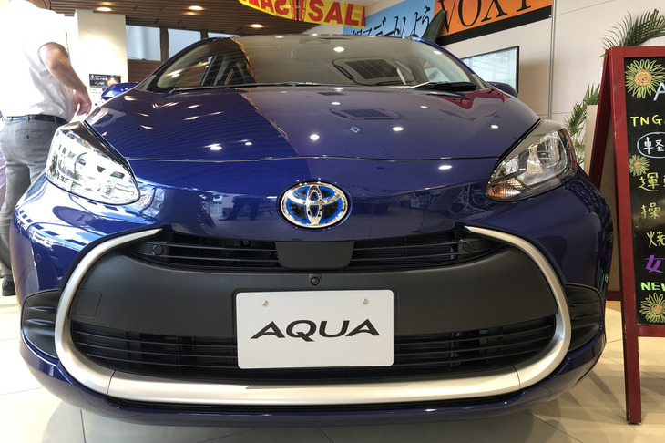 近所の東京トヨペット改めトヨタモビリティ東京のショールーム2階に展示されていた新型「アクア」。実車を見た第一印象は「ぜんぜん速そうに見えないし、ボディーカラーも平凡なブルーでなんともさえない」であった。