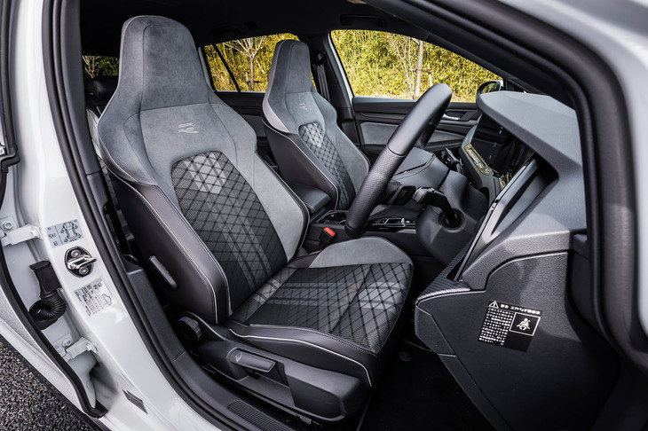 「Rライン」グレードには、専用装備となるヘッドレスト一体型のスポーツシートが標準で装備される。表皮のデザインや素材も専用で、チェックの部分にはファブリックが、薄いグレーの部分にはマイクロフリースが用いられている。