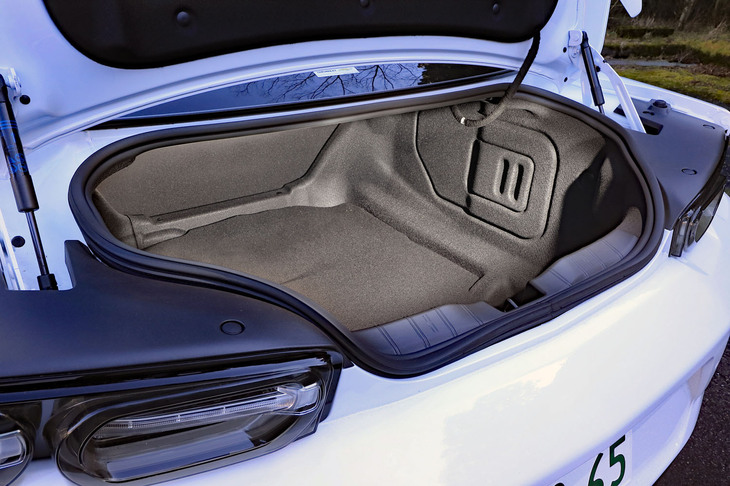 乗車定員は4人で、トランクスルー機構付きの広い荷室も完備。こうした実用性の高さも「カマロ」の魅力だ。