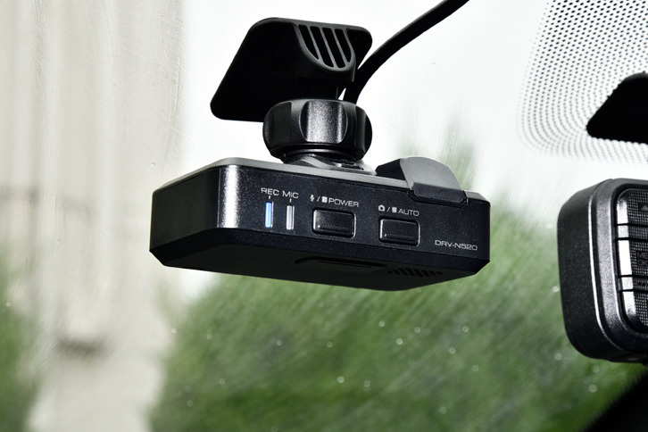 デモカーには彩速ナビと連携するドライブレコーダーDRV-N520が搭載されていた。セキュリティーや安全運転支援機能も持つ高性能ドラレコだ。