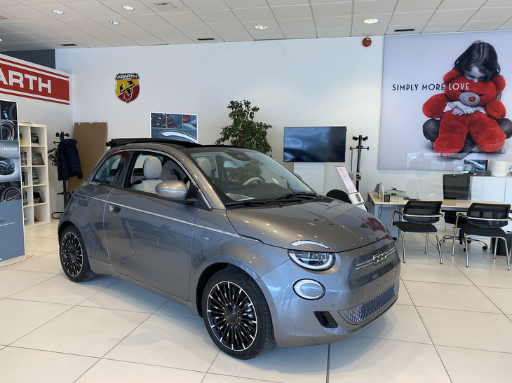 EVである新型「フィアット500カブリオ ラ・プリマ」。シエナのFCA系販売店であるスコッティにて2021年1月に撮影。